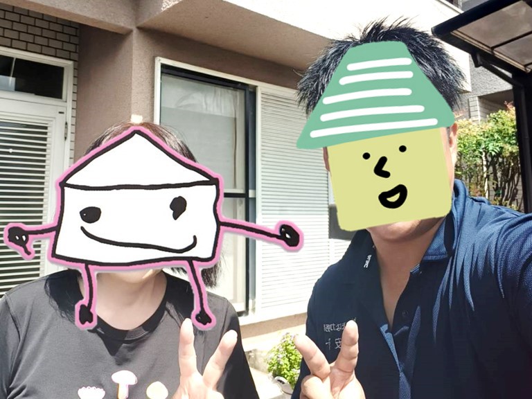 貝塚市で雨漏り発生！シーリングを充填して補修したA様との記念写真